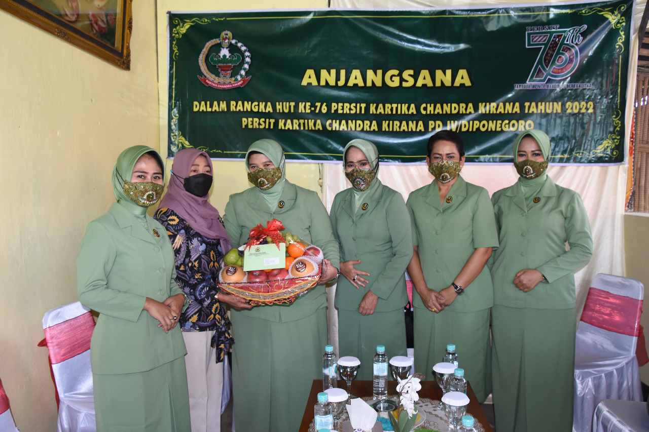 Ibu Pangdam IV/Diponegoro Kunjungi Istri Anggota Yang Sakit